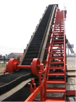 大傾角皮帶輸送機結(jié)構(gòu)特點 大傾角皮帶輸送機結(jié)構(gòu)特點